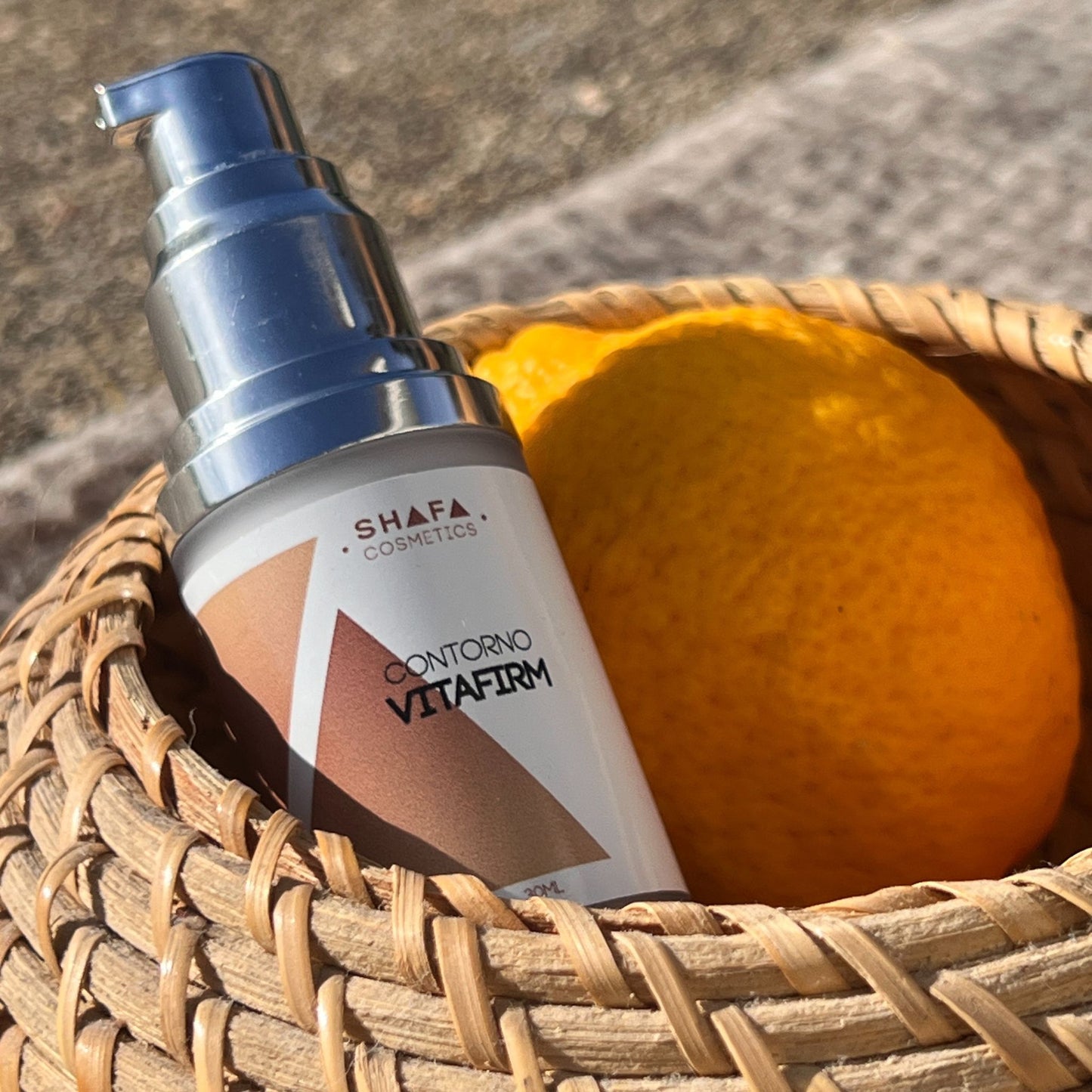 contorno vitafirm shafa cosmetics en una cesta con limón