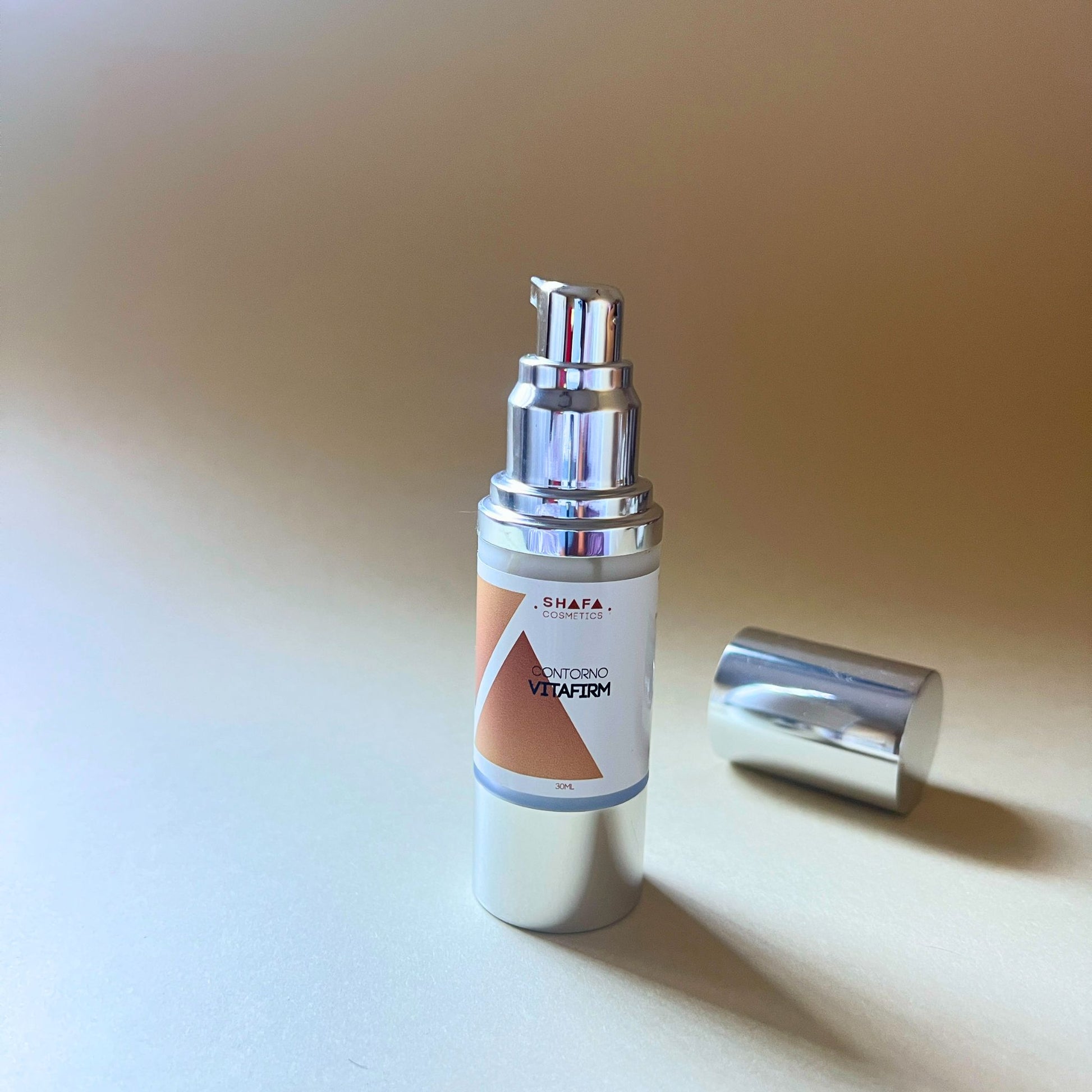 Contorno vitafirm sobre fondo neutro abierto con su tapa de fondo shafa cosmetics