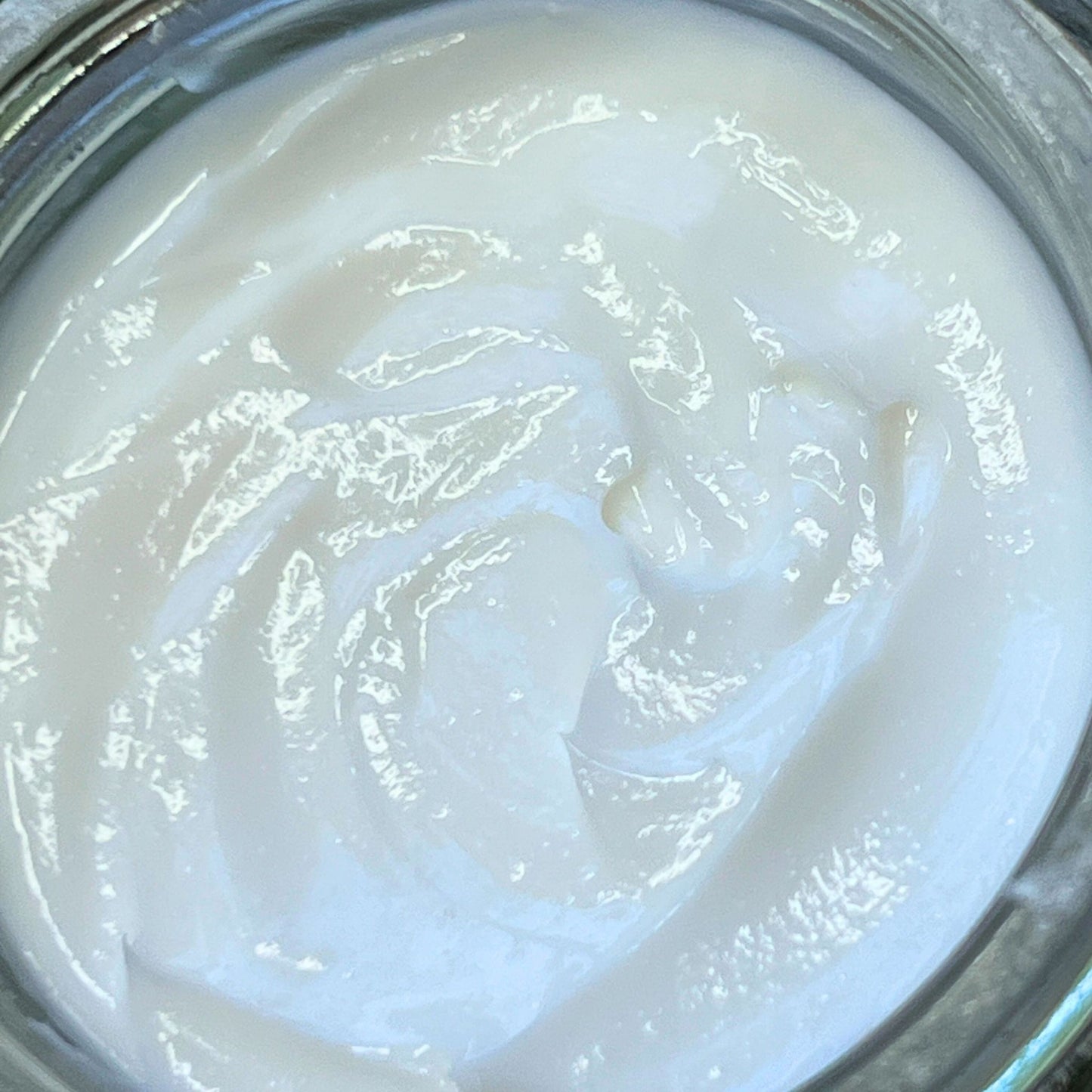 Crema urbanbio shafa cosmetics abierta. Textura blanca