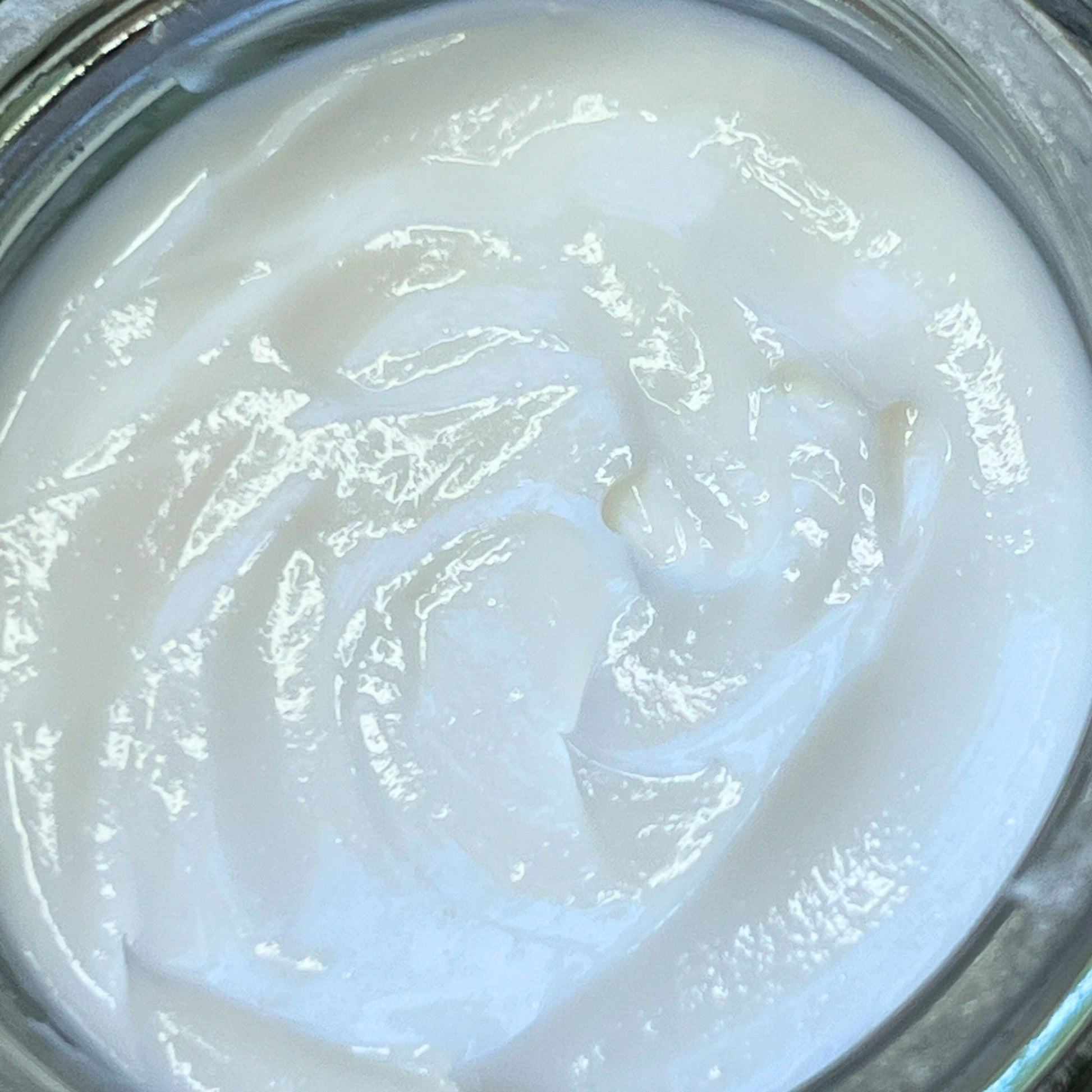 Crema urbanbio shafa cosmetics abierta. Textura blanca