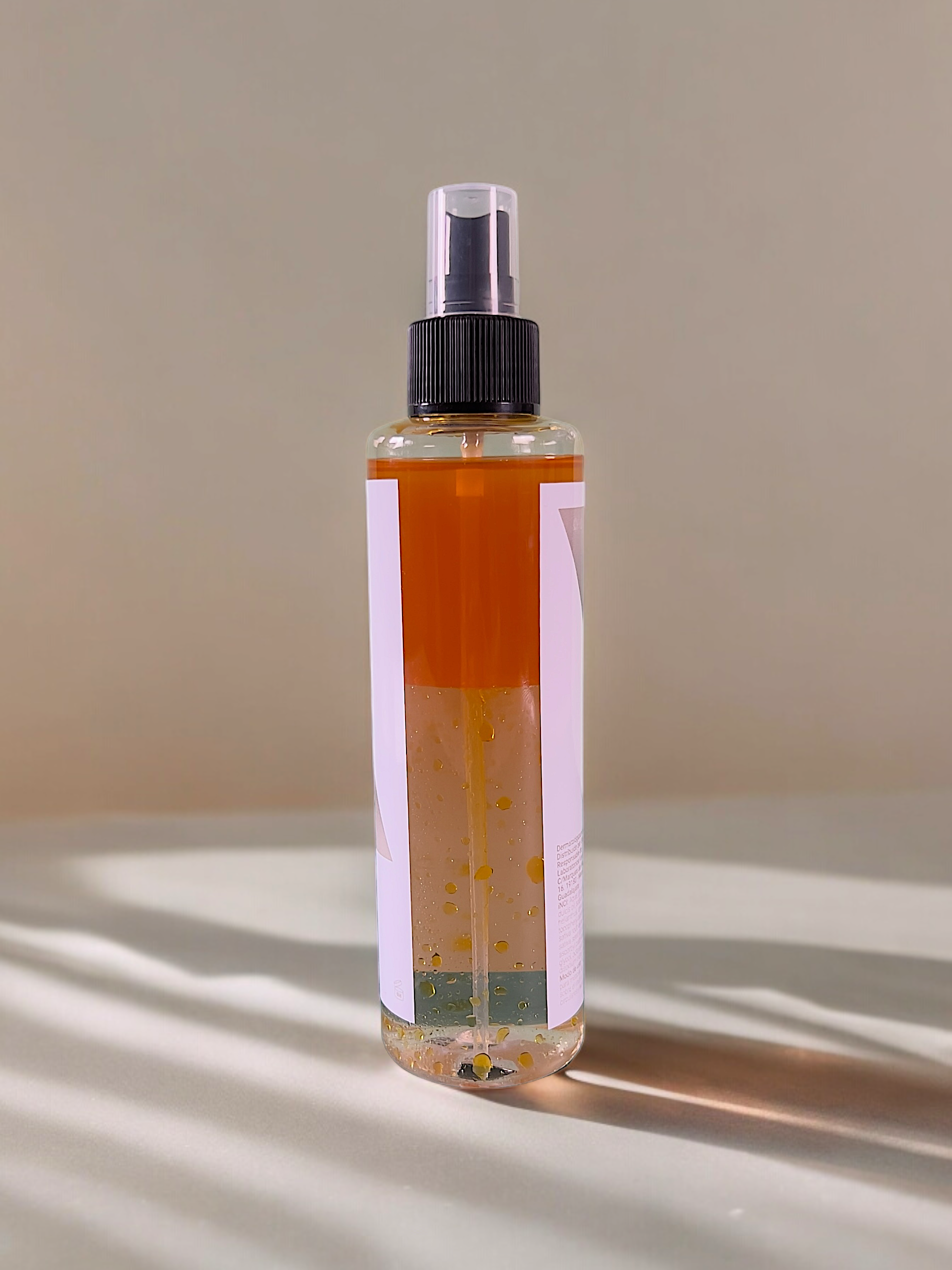 Imagen del Limpiador Facial Duo de SHAFA COSMETICS con su distintivo diseño bifásico visible. El envase transparente revela las dos fases del producto: una superior oleosa y una inferior acuosa. Perfecto para todo tipo de pieles, incluso sensibles.