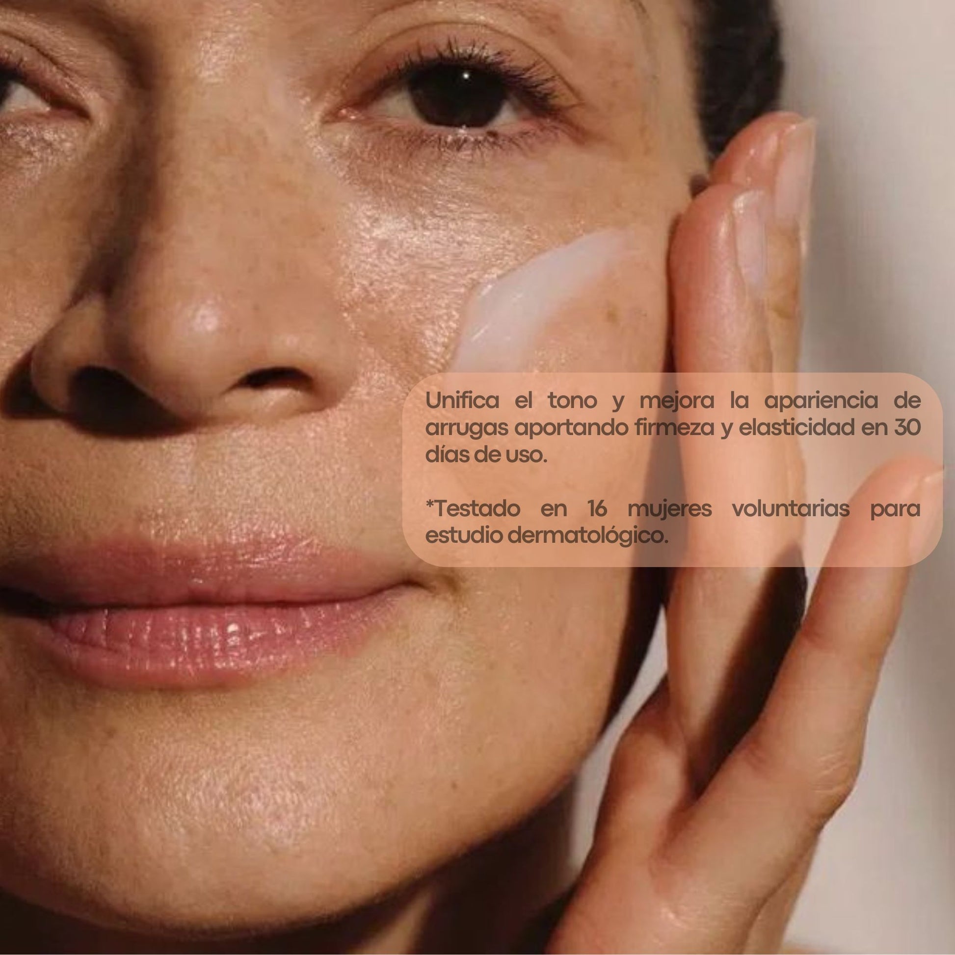 Mujer de 40 años aplicandose renovaglow de shafa cosmetics. Texto que indica unifica el tono y apariencia de arrugas con 30 dias de uso. Testado en 16 mujeres voluntarias 