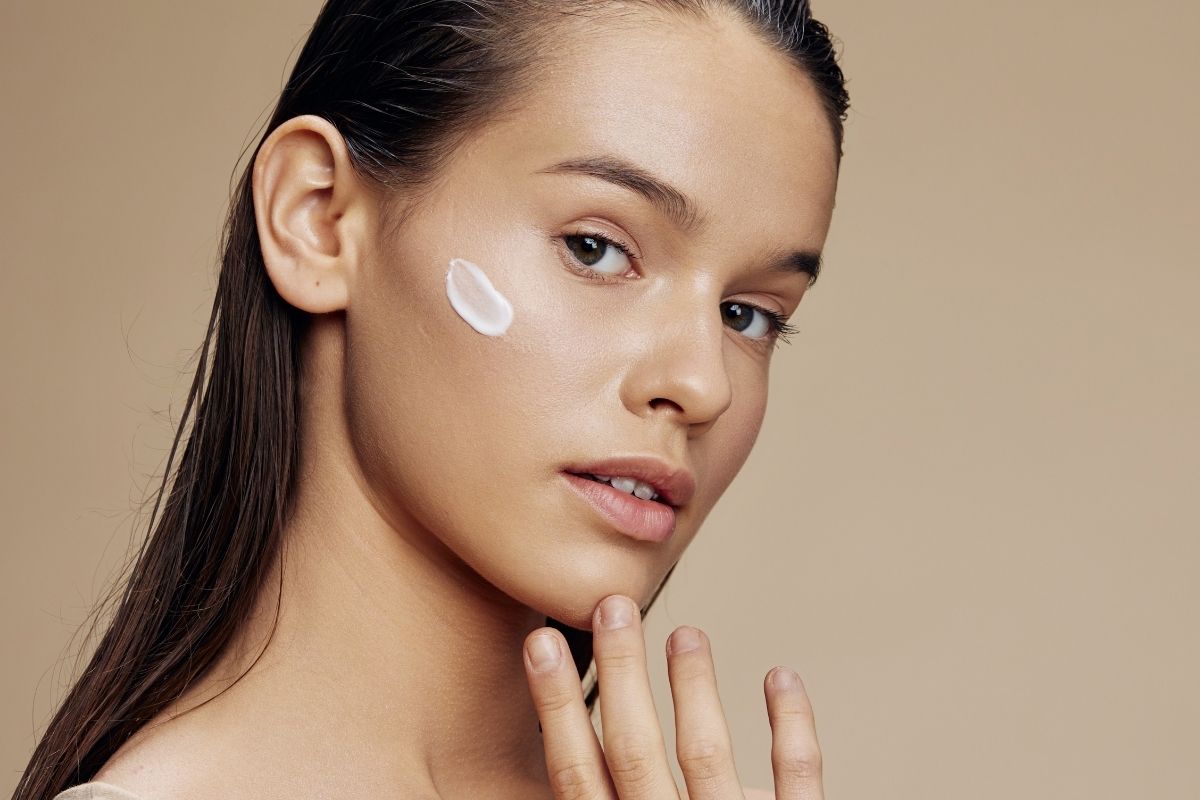 Imagen de una persona con crema en la piel, representando la función barrera de la piel y su protección contra las agresiones externas.