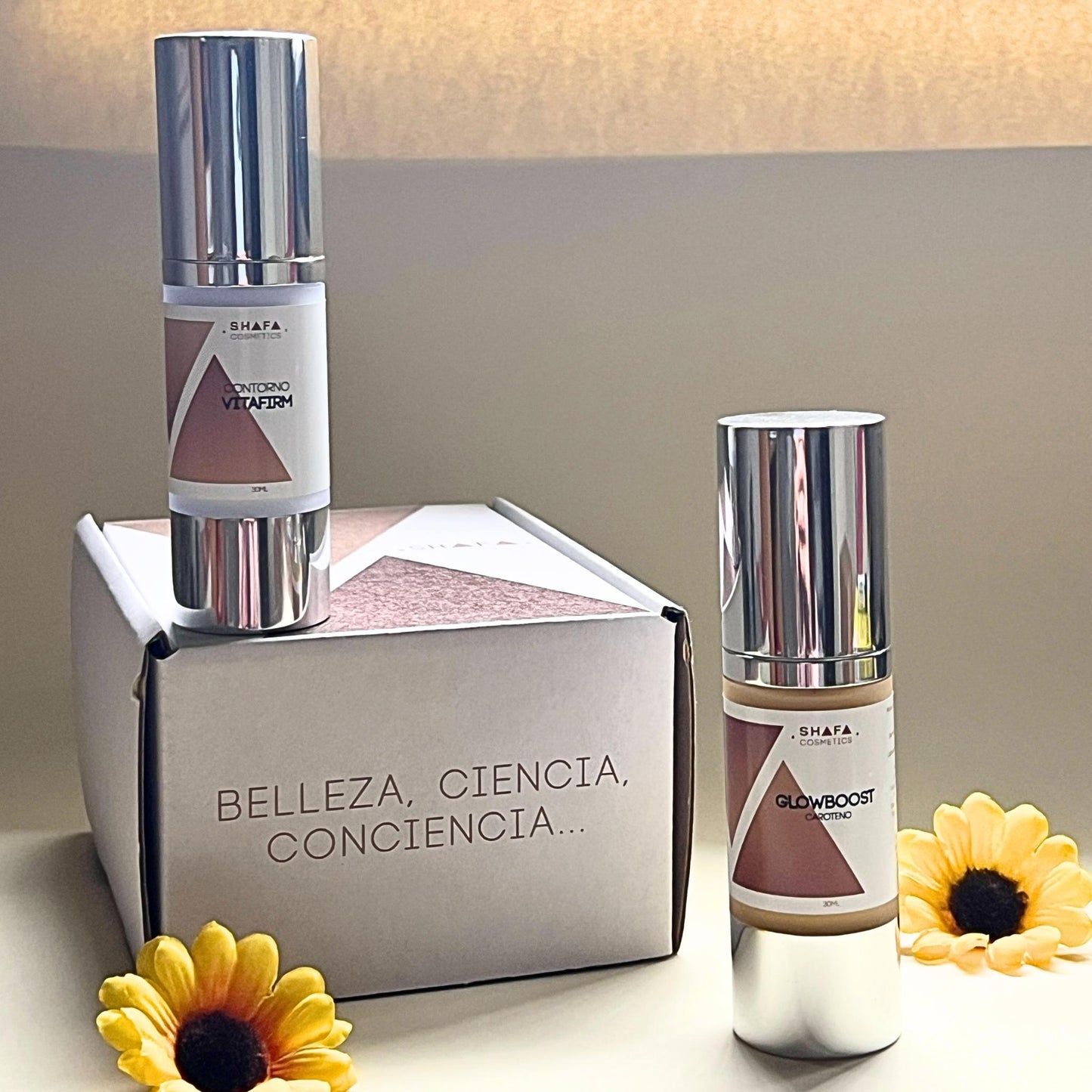 Imagen de los productos y caja que componen el pack glow de shafa cosmetics rodeado por flores