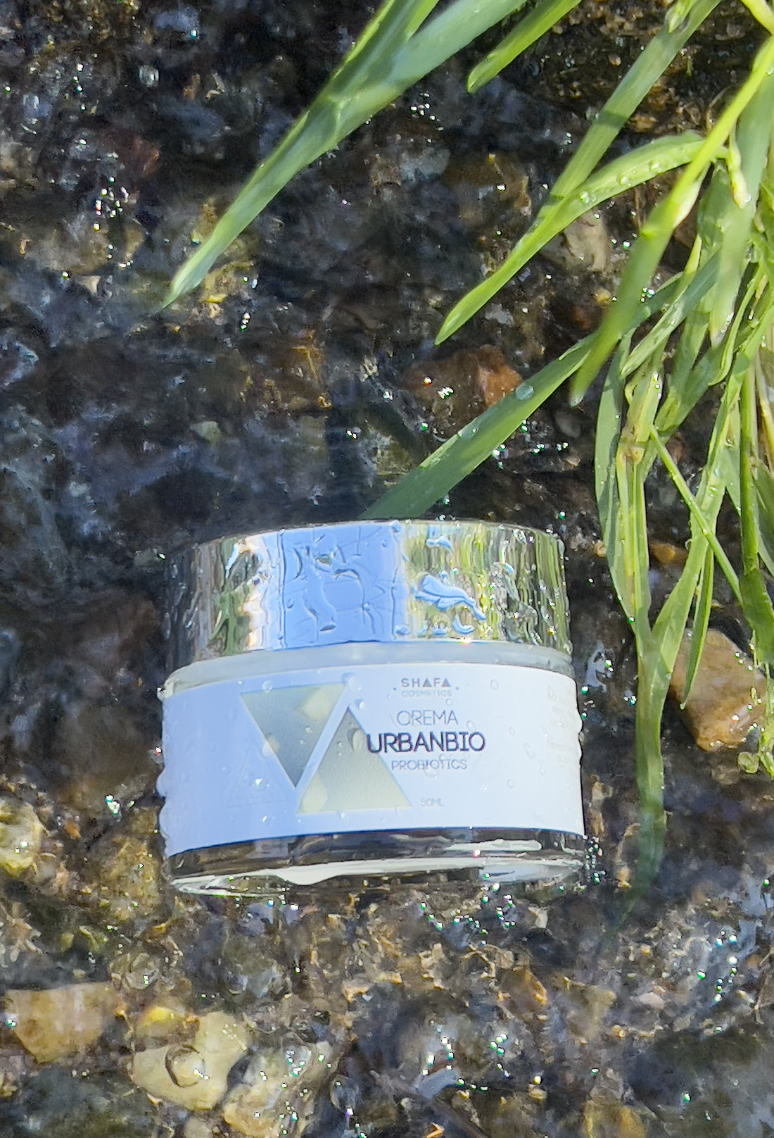 este video muestra la crema urbanbio en un entorno natural demostrando la filosofía consciente de shafa cosmetics.