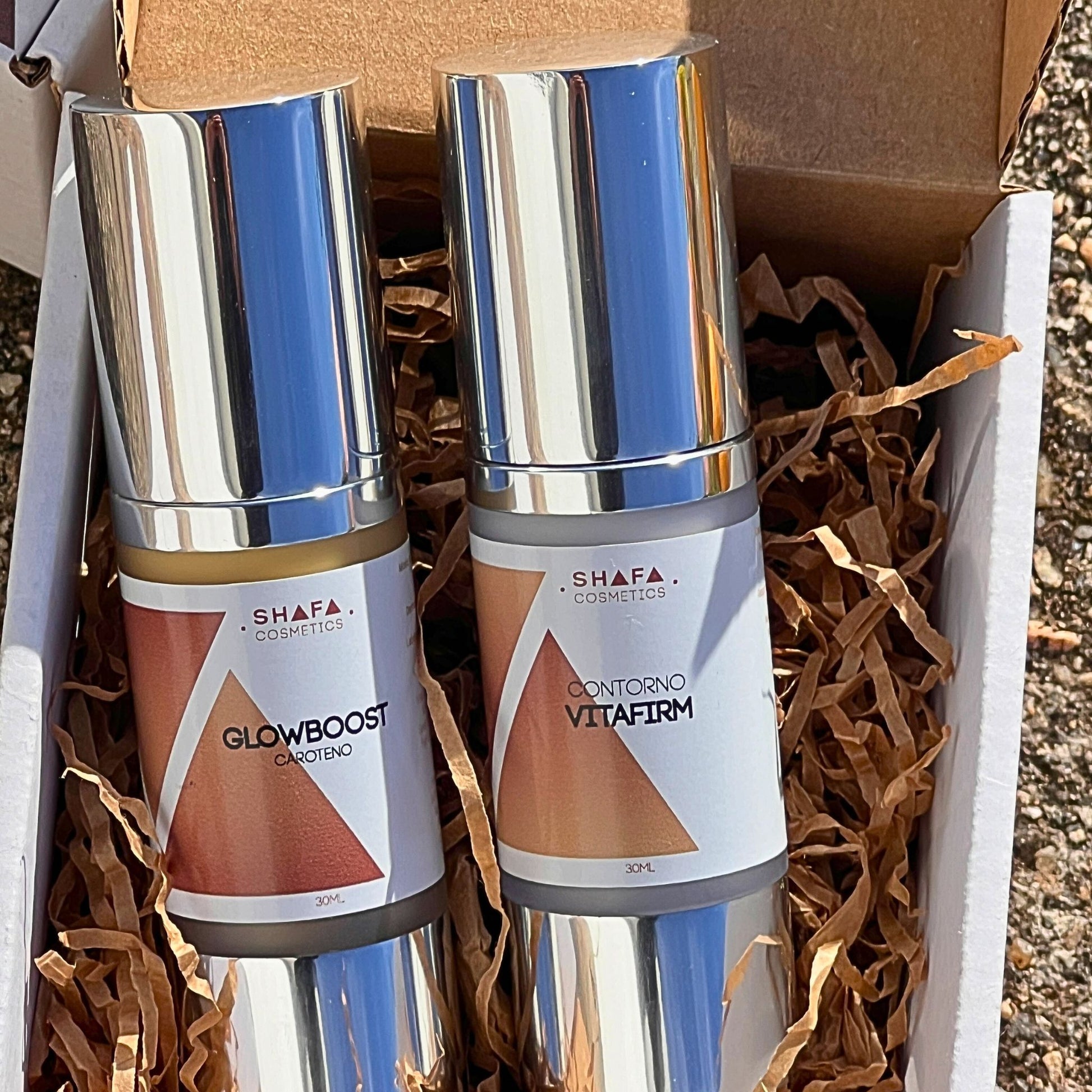 imagen de glowboost y contorno vitafirm dentro de una caja como parte del pack glow de shafa cosmetics